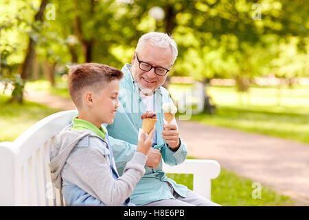 Old man and boy eating ice cream au parc d'été Banque D'Images