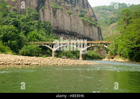 Un pont de pierre sur les neuf bend river 56 Dongpo,, dans Wuyishan ou le mont Wuyi scenic area dans la province du Fujian en Chine. Banque D'Images