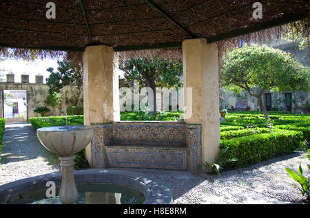 Sol carrelé maison d'été dans les jardins de style Renaissance du palais de Los Ribera à Bornos au printemps Banque D'Images