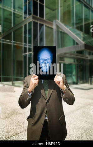 Businessman holding skull x-ray Banque D'Images