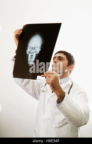 Doctor holding X-ray Banque D'Images