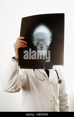 Doctor holding X-ray Banque D'Images