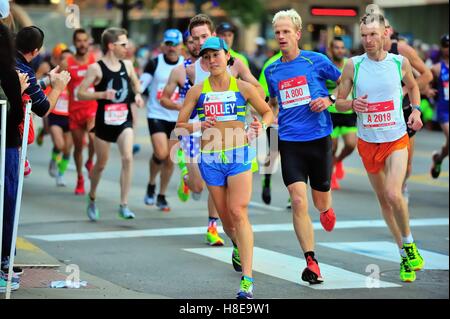 La tête d'un groupe d'athlètes, élite runner Emma Polley a négocié un tour au cours de la 2016 Marathon de Chicago. Chicago, Illinois, USA. Banque D'Images