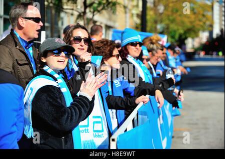 Soutien aux athlètes spectateurs presque 25 milles le long de Michigan Avenue au 2016 Marathon de Chicago. Chicago, Illinois, USA. Banque D'Images