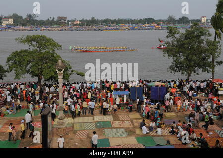 La foule à regarder la course de bateaux-dragons sur la rivière Tonle Sap au cours de la fête de l'eau. Phnom Penh, Cambodge. © Kraig Lieb Banque D'Images