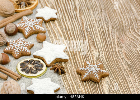 Maison de noël biscuits au gingembre, noix et d'épices sur fond de bois Banque D'Images