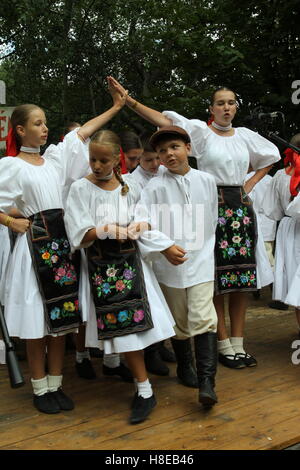 Ensemble folklorique slovaque en prestation au festival du folklore, Hontianska Parada Hrusov, la Slovaquie. Banque D'Images