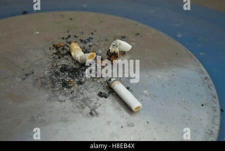 Poubelle pour les cigarettes à Birmingham.UK Banque D'Images