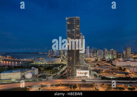 Le centre-ville de Miami Skyline at blue hour. Banque D'Images