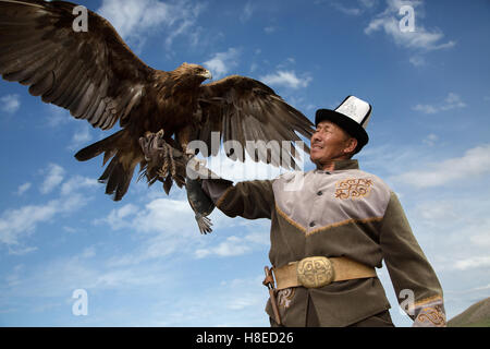 Eagle hunter dans Bokonbayevo - Kirghizistan - Voyage d'habitants de l'Asie centrale Banque D'Images