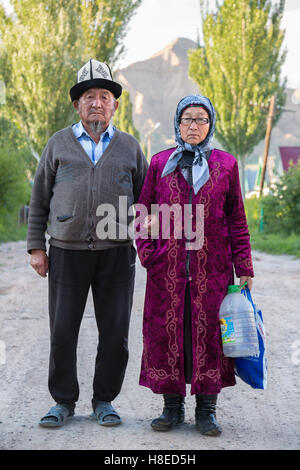 Kirghizistan - portrait de couple kirghize dans les rues de Naryn - Voyage d'habitants de l'Asie centrale - Route de la soie Banque D'Images