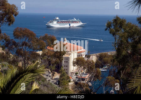 Paquebot passant en face du Casino, sur l'île de Catalina, dans le sud de la Californie Banque D'Images