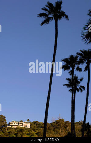 L'auberge sur Mt. Ada anciennement le Wrigley Mansion est maintenant un hôtel sur Avalon servant sur les collines au-dessus du port sur l'île de Santa Catalina au large de la côte de Californie du Sud Banque D'Images