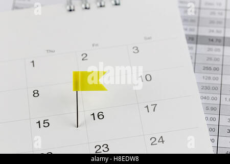 Les broches de jaune sur le calendrier des Wildcats en regard du nombre de 15 en concept commercial date et l'heure. Banque D'Images