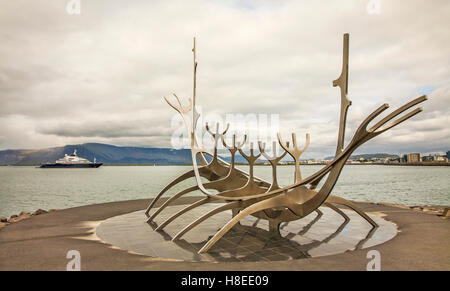 Gros plan Sun Voyager Sculpture, Solfac, par l'artiste Jon Gunnar Arnason, centre-ville, Reykjavik, Islande, Europe, art été attraction touristique ville Banque D'Images