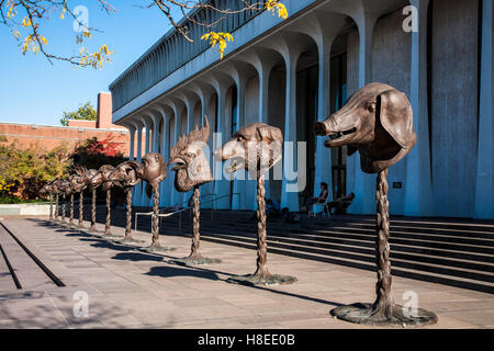 Cercle des animaux, sculptures de tête de zodiaque par l'artiste chinois ai weiwei, l'université de Princeton à Robert Hall, New Jersey USA, 2016, FS:10,56 MB art Banque D'Images