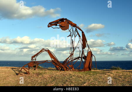 Sydney, Australie - Oct 23, 2016. Harrie Fasher : Transition. Sculpture par la mer le long de la promenade côtière de Coogee à Bondi est le Banque D'Images