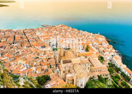 Areal view de Cefalu, Italie. Banque D'Images