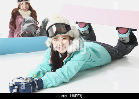 Les jeunes femmes japonaises portant des vêtements de snowboard sur fond blanc Banque D'Images