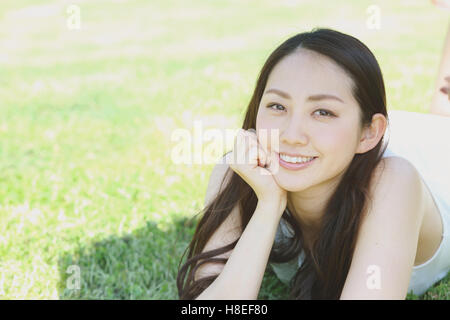 Portrait de jeune japonaise portant sur l'herbe verte Banque D'Images