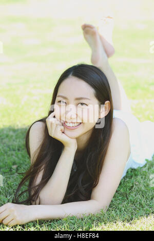 Portrait de jeune japonaise portant sur l'herbe verte Banque D'Images