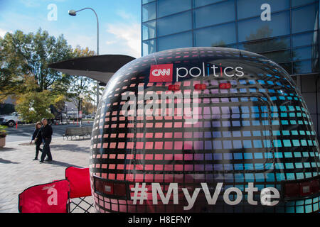 CNN médias politique permanent stand le long de Pennsylvania Ave sous bâtiment Newseum nous pendant le jour du scrutin 8 Nov 2016 Banque D'Images