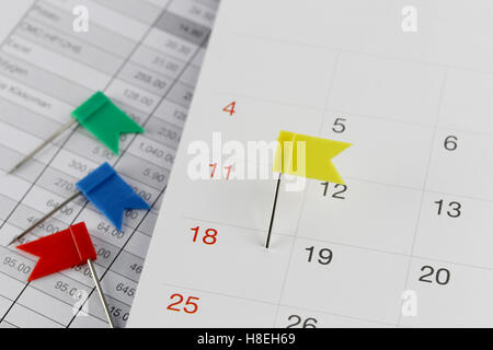 Les broches de jaune sur le calendrier des Wildcats en regard du nombre de dix-huit ans dans le temps du concept d'entreprise et de la date. Banque D'Images