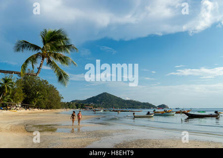 Deux femmes sur Sairee Beach, sur l'île de Koh Tao en Thaïlande, en Asie du Sud-Est, l'Asie Banque D'Images