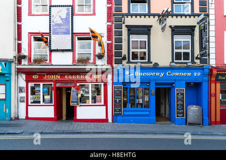 Les façades des bâtiments colorés de pubs traditionnels dans la région de Kilkenny, comté de Kilkenny, Leinster, République d'Irlande, Europe Banque D'Images