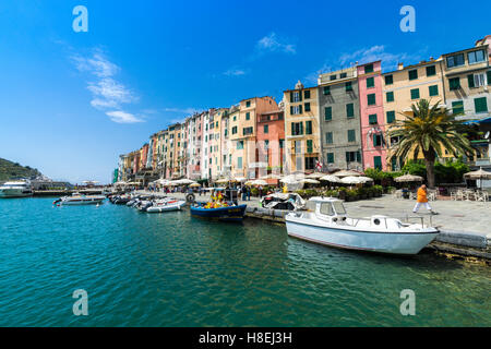 La mer turquoise, les cadres de maisons aux couleurs typiques de Portovenere, l'UNESCO, la province de La Spezia, ligurie, italie Banque D'Images