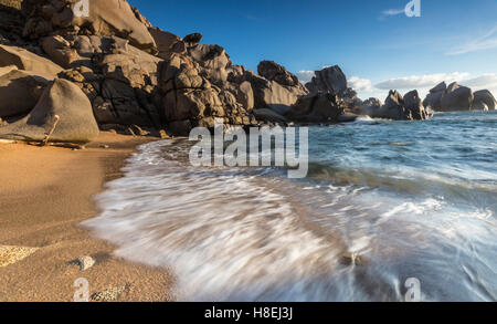 Vagues se brisant sur la plage de sable, Capo Testa, Santa Teresa di Gallura, Province de Sassari, Sardaigne, Italie Banque D'Images