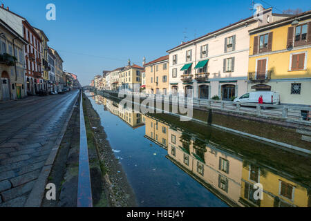 Maisons typiques reflètent dans l'eau du Naviglio Grande, Milan, Lombardie, Italie, Europe Banque D'Images