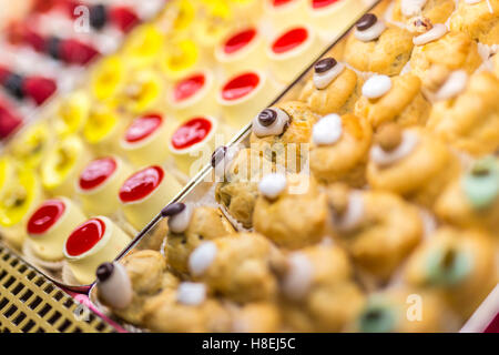 Des desserts et des pâtisseries typiques de l'ancien café Cova, Milan, Lombardie, Italie, Europe Banque D'Images