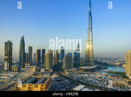 Burj Khalifa et le centre-ville de Dubai, Dubaï, Émirats arabes unis, Moyen Orient Banque D'Images