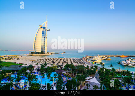 Burj Al Arab, la plage de Jumeirah, Dubai, Émirats arabes unis, Moyen Orient Banque D'Images