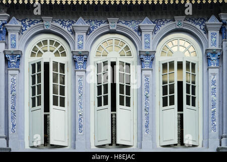 Maisons traditionnelles fenêtres donnent sur une rue dans le quartier de Orchard Road à Singapour, en Asie du Sud-Est, l'Asie Banque D'Images