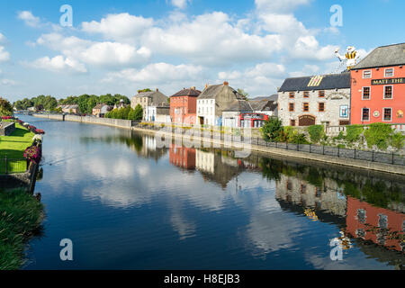 Ligne de maisons d'un canal dans Kilkenny, comté de Kilkenny, Leinster, République d'Irlande, Europe Banque D'Images