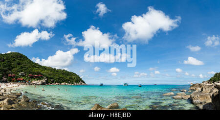 Profitez de l'eau claire Toursits et soleil à une plage sur l'île thaïlandaise de Koh Tao, Thaïlande, Asie du Sud, Asie Banque D'Images