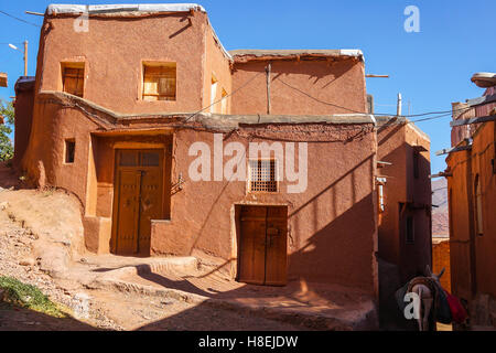 Voies d'enroulement et de l'âne dans 1500 ans, village traditionnel de maisons en briques de boue rouge, Abyaneh, Iran, Moyen-Orient Banque D'Images