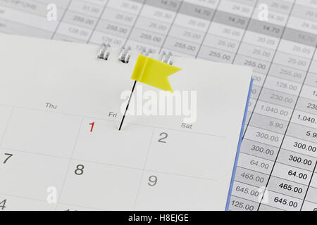 Les broches de jaune sur le calendrier des Wildcats en regard du nombre de couleur rouge dans un concept d'heure et la date. Banque D'Images