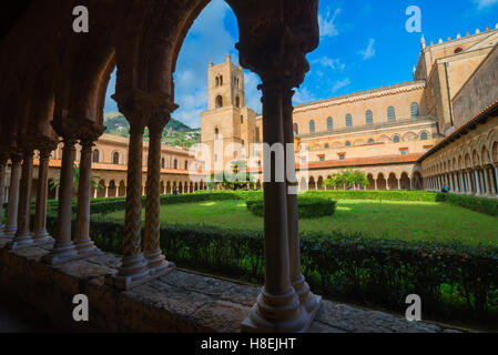 Cloître, Cathédrale de Monreale, Palerme, Palermo, Sicily, Italy, Europe Banque D'Images