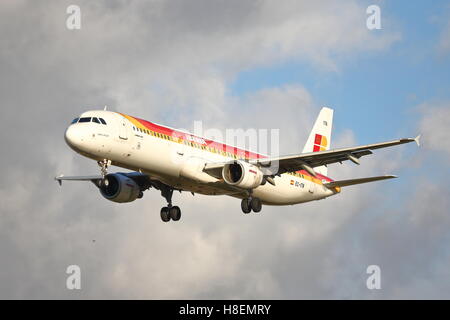 Airbus A321-212 d'Iberia CE-NII à l'atterrissage à l'aéroport de Heathrow, Londres Banque D'Images