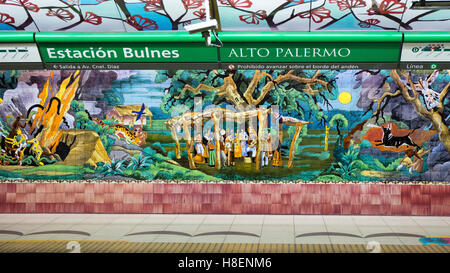 Décorations en céramique sur les murs de l' 'Bulnes (Alto Palermo) de la station de métro. (Ligne D). Palermo, Buenos Aires, Argentine. Banque D'Images