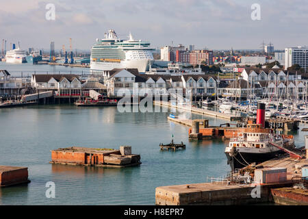 Remorqueur de vétéran et Calshot Navigator of the Seas amarré à Southampton, Royaume-Uni Banque D'Images