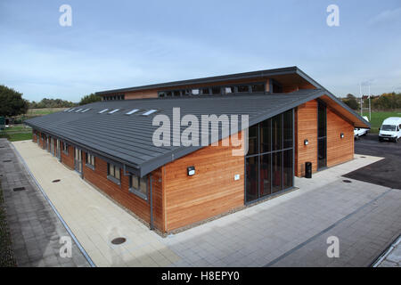 De l'extérieur d'un nouveau bloc de classe du bois à l'école Studio Ockendon. Un moderne UK Academy School Banque D'Images