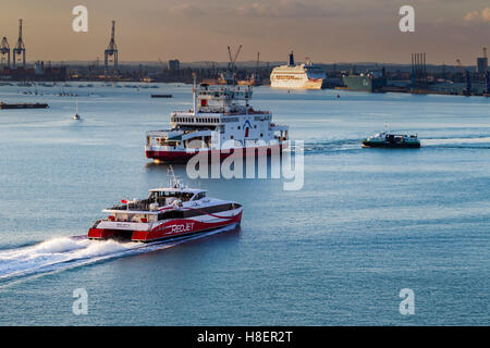 RedJet arrivant et Red Funnel ferries quittant Southampton, Royaume-Uni Banque D'Images