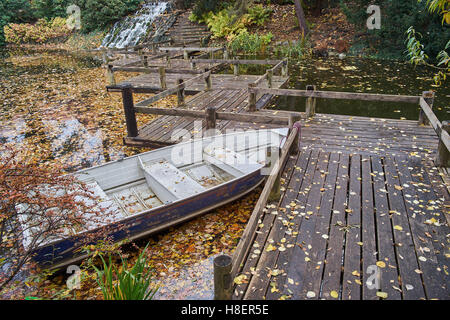 Le silence de l'automne les feuilles tombées de l'eau calme bateau ancré Banque D'Images