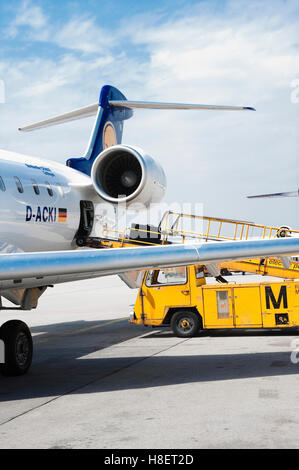 Chargement de l'avion de Lufthansa Banque D'Images