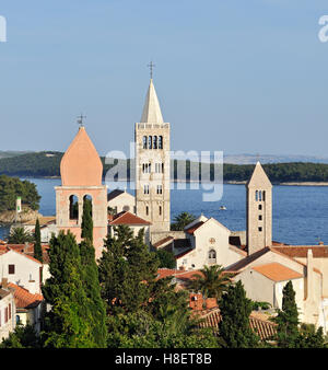 Plus vieux quartier de la ville de Rab, avec beffroi de St Justine's Church, Grand clocher de la cathédrale St Mary, et le Campanile de St Banque D'Images