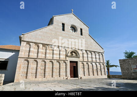 Façade de l'ouest en arche, la cathédrale, l'église St Mary the Great, Crkva svete Marije Velike, dans la ville historique de Rab, Croatie Banque D'Images